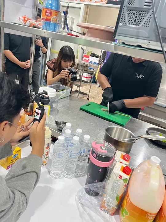 เตรียมสินค้าและพร็อพสำหรับถ่ายทำ
