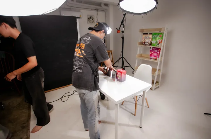 จัดวางสินค้าให้พร้อมถ่ายทำ